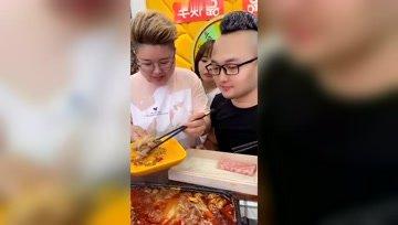 娱乐吃瓜酱求婚,甜蜜瞬间引爆网络
